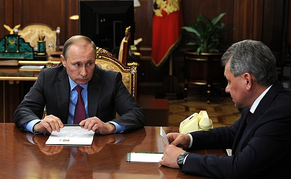 ruski_predsednik_vladimir_putin_in_obrambni_minister_sergei_shoigu_kremelj